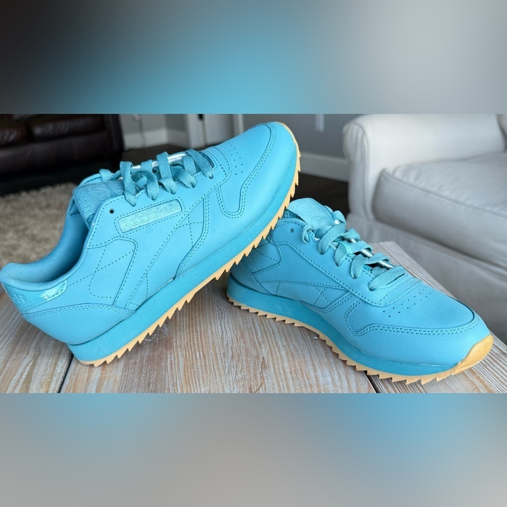 Reebok Classic SIZE 7 Blue Low Top Lace Sneakers With Retro Gum Sole